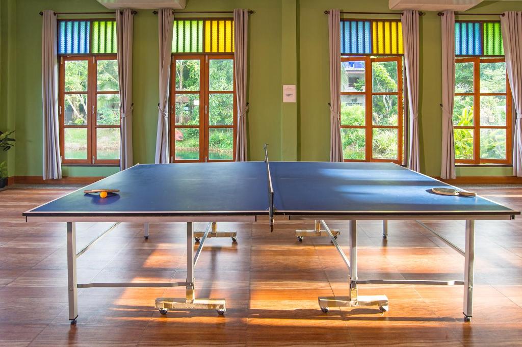 Stolní tenis v ubytování Poonsiri Resort Aonang-SHA Extra Plus nebo okolí