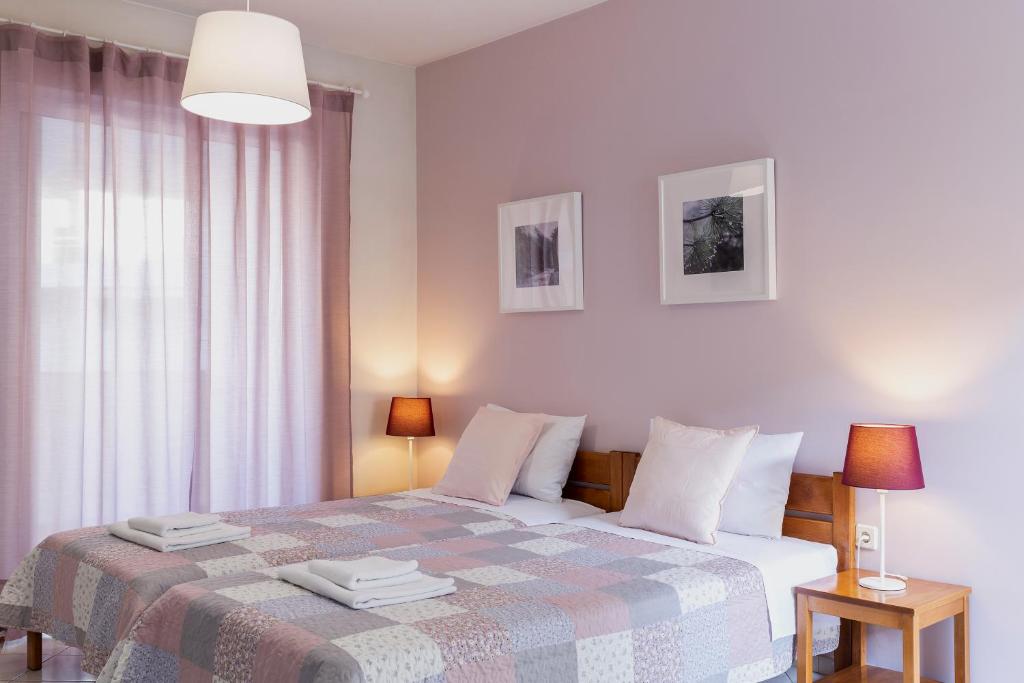 1 dormitorio con 1 cama con manta y ventana en Xenion Ioannina, en Ioannina