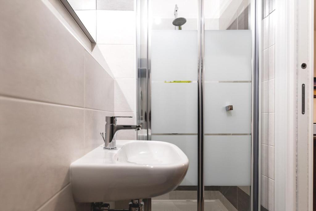 A bathroom at Daniel House