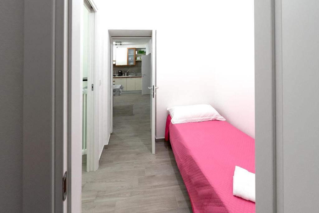 A bed or beds in a room at Daniel House