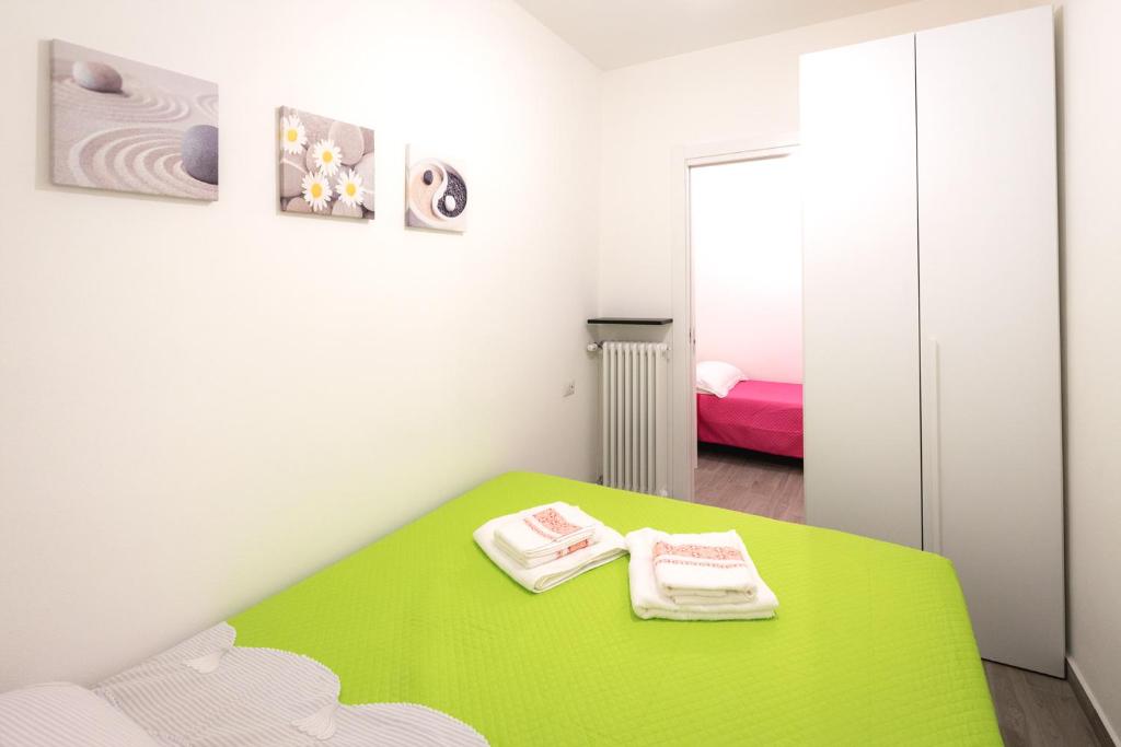 A bed or beds in a room at Daniel House
