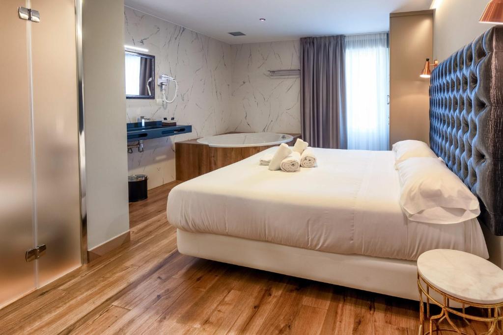 a hotel room with a large bed and a bathroom at Hotel Gastronómico Torre de Galizano in Galizano
