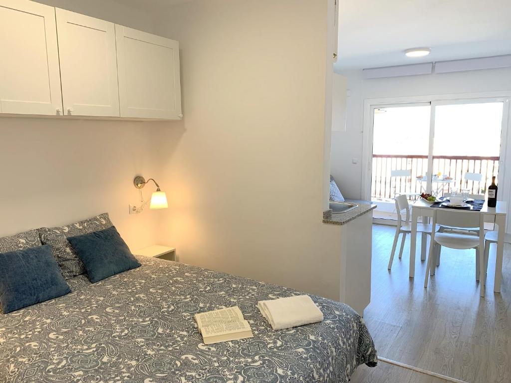 Posteľ alebo postele v izbe v ubytovaní Apartamento 1ª Linea de Mar -WIFI- Aire Acondicionado