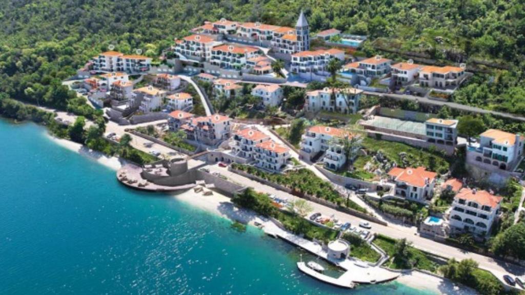 una vista aérea de un complejo sobre el agua en Boka Gardens Seaside Resort en Kotor