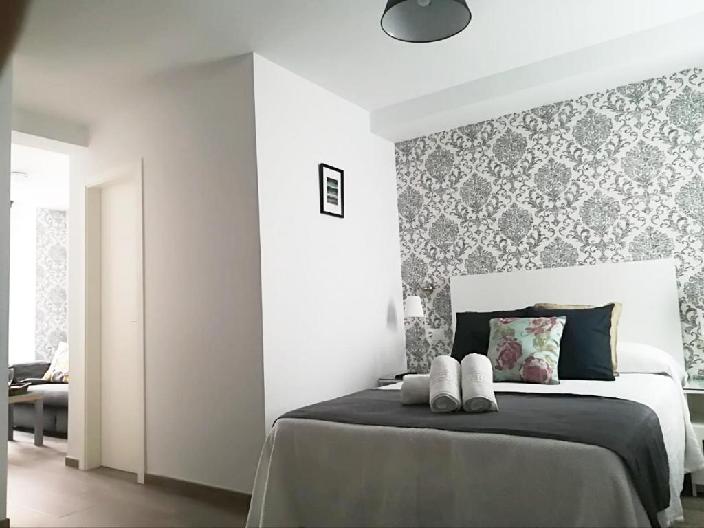 Postel nebo postele na pokoji v ubytování Puerta Alameda Suites