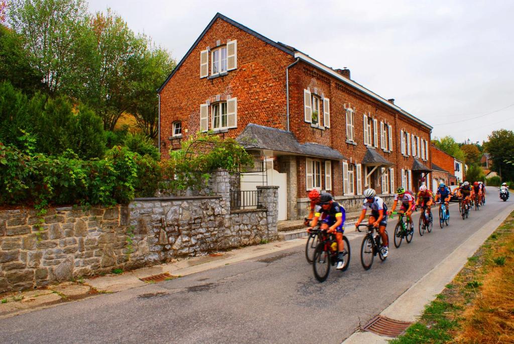 grupa ludzi jeżdżących rowerami po ulicy w obiekcie Les2sources Bike-B&B w mieście Rochefort