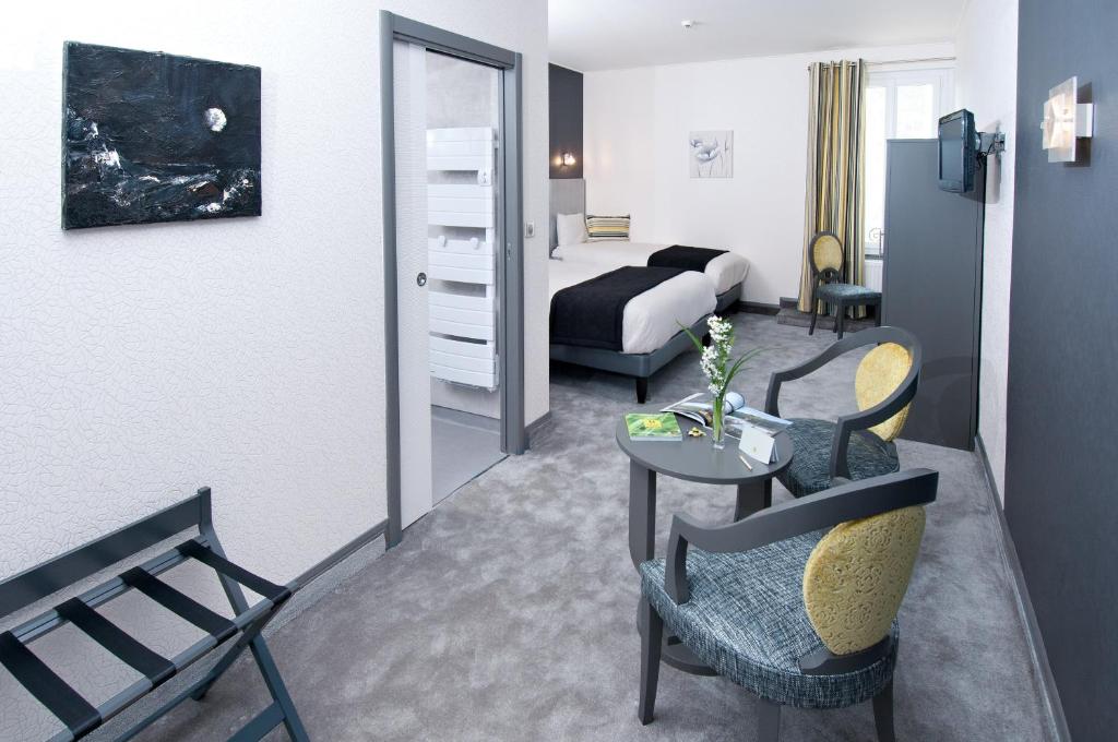 Postel nebo postele na pokoji v ubytování Logis Hotel Restaurant Nougier