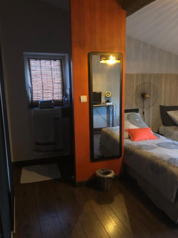 Postel nebo postele na pokoji v ubytování Communay Gablys Chambres