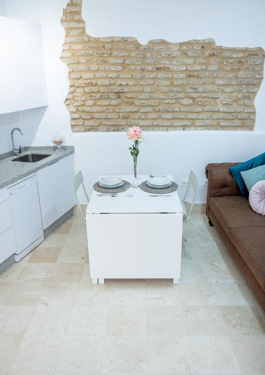 A kitchen or kitchenette at La Judería del Buen Viaje