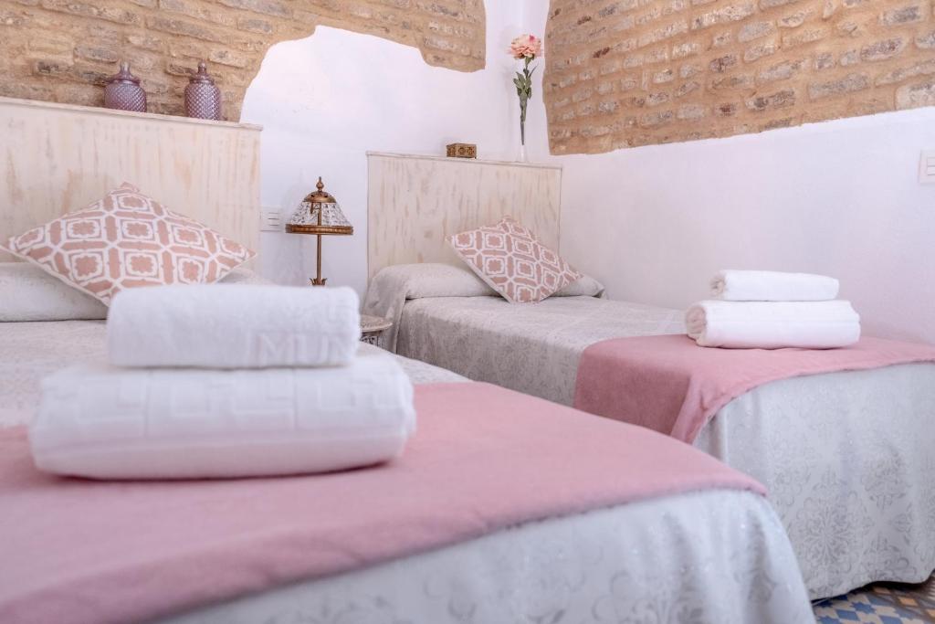 A bed or beds in a room at La Judería del Buen Viaje