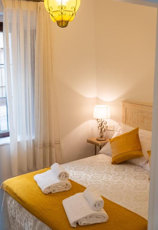 A bed or beds in a room at La Judería del Buen Viaje
