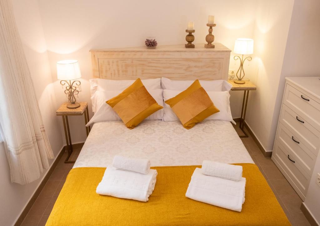 A bed or beds in a room at La Judería del Buen Viaje