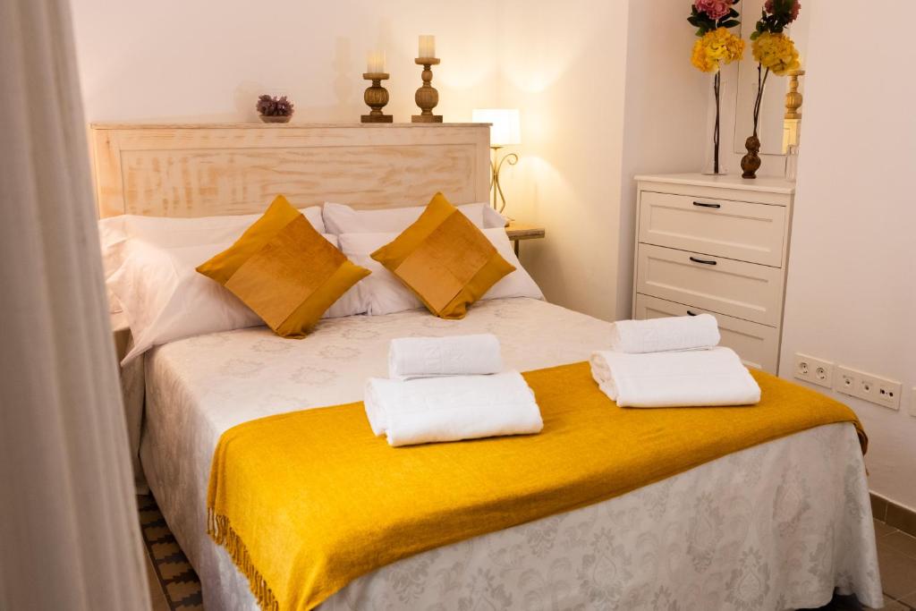 A bed or beds in a room at La Judería del Buen Viaje