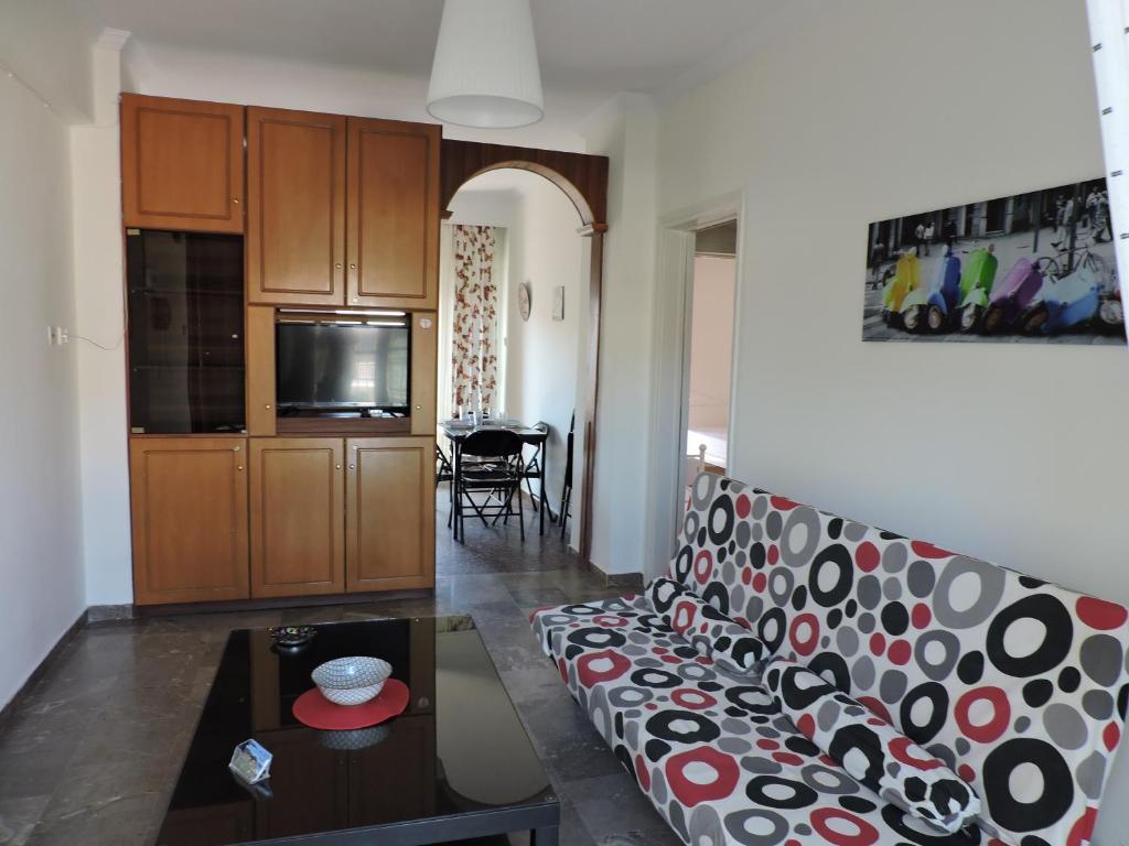 Apartment in Asprovalta في أسبروبالتا: غرفة معيشة مع أريكة وطاولة