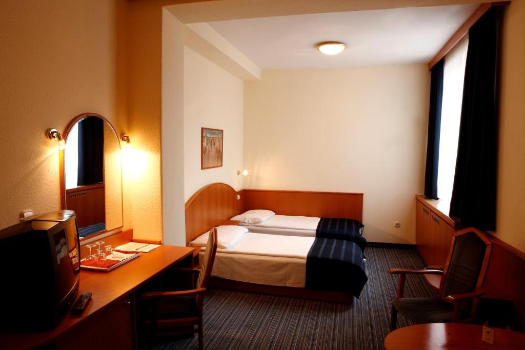 Cama o camas de una habitación en Benczur Hotel