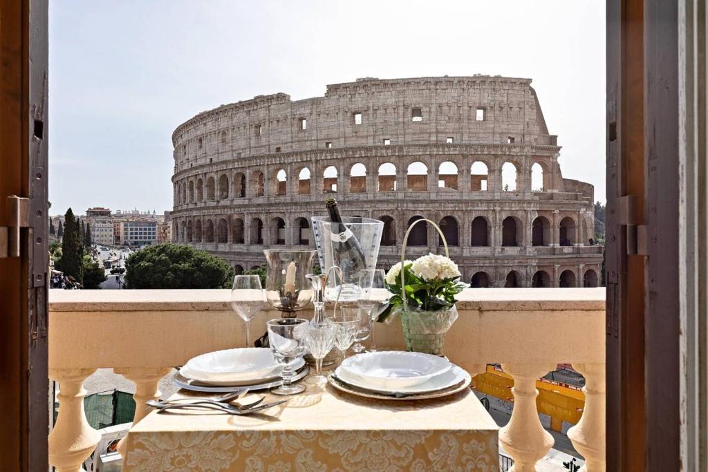 una mesa frente al coloso y el coliseo en View Colosseo From Jacuzzi, en Roma
