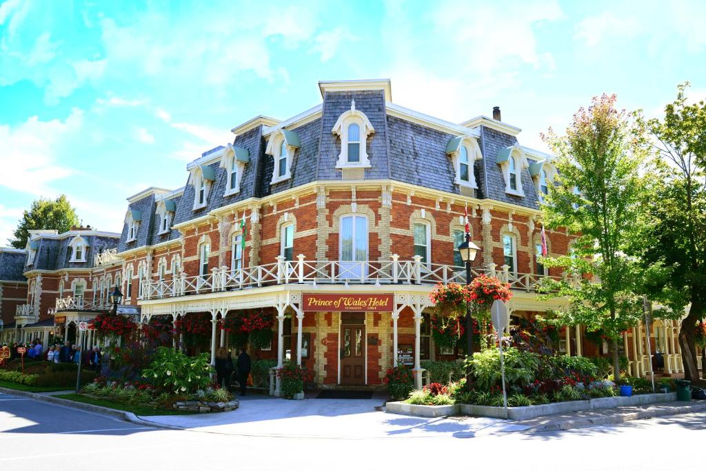 um grande edifício de tijolos vermelhos numa rua em Prince of Wales em Niagara-on-the-Lake