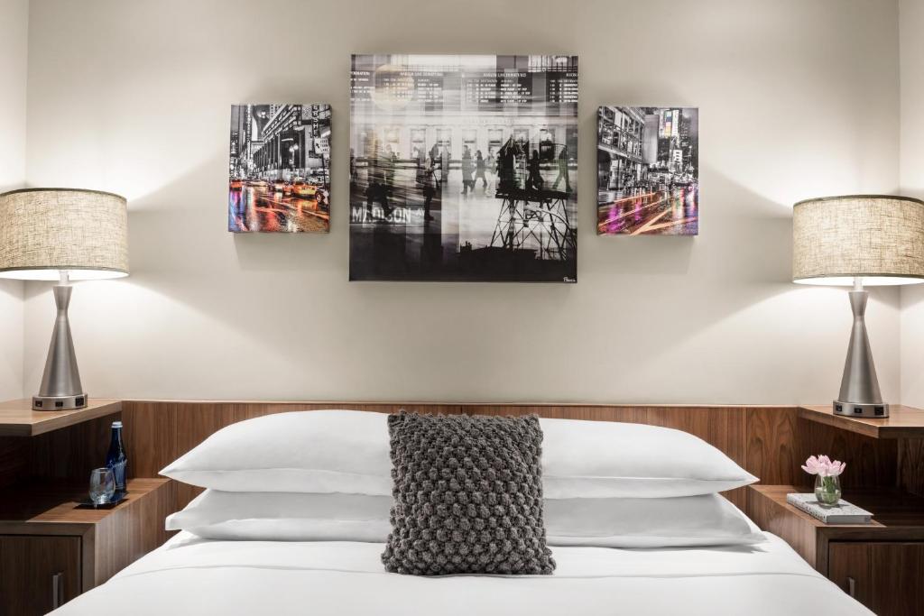 Postel nebo postele na pokoji v ubytování The Gotham Hotel