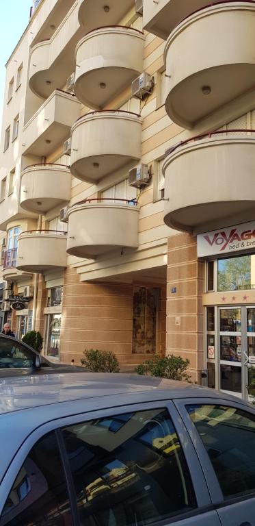 诺维萨德YELLOW FLOWER的停在建筑物前的汽车