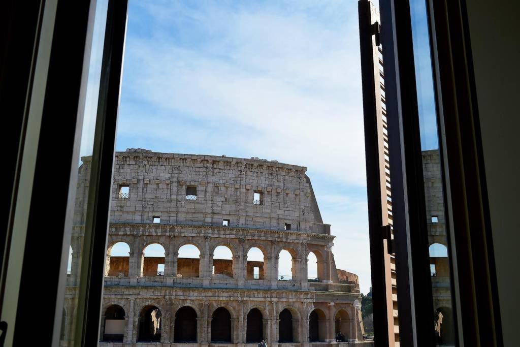 una finestra di un edificio con vista sul Colosseo di jacuzzi in front of the colosseum a Roma