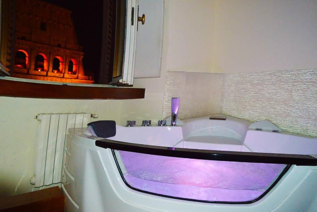 Foto dalla galleria di jacuzzi in front of the colosseum a Roma