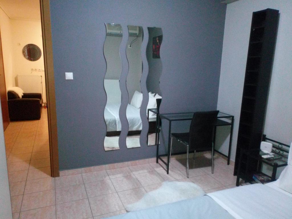 A seating area at Φωτεινό διαμέρισμα Πειραιας