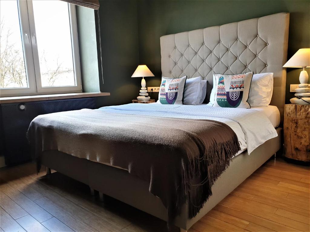 Postel nebo postele na pokoji v ubytování SleepWell Apartments Ordynacka