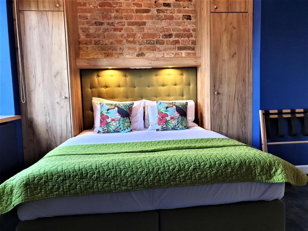 Postel nebo postele na pokoji v ubytování SleepWell Apartments Ordynacka