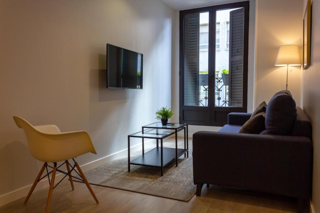 TV a/nebo společenská místnost v ubytování Arenal Suites Puerta del Sol