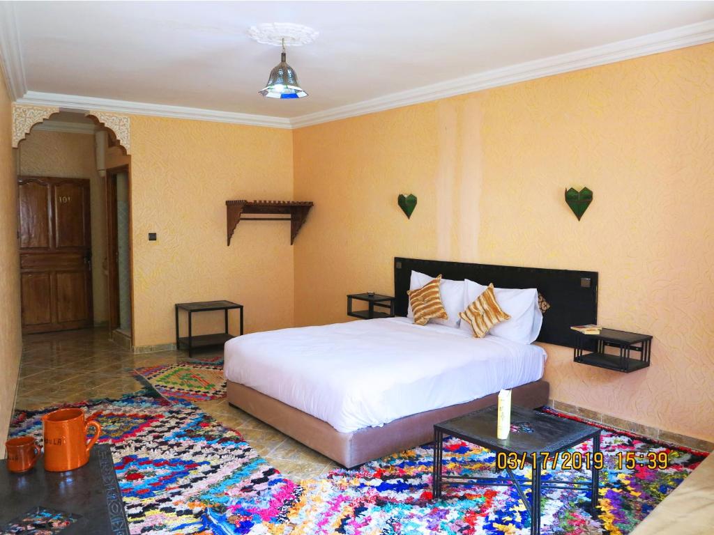 Postel nebo postele na pokoji v ubytování Kasbah Imoula