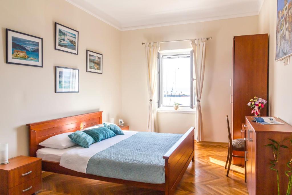 Un pat sau paturi într-o cameră la Apartman Natalia
