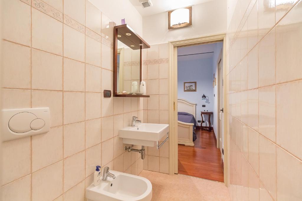 łazienka z umywalką i lustrem w obiekcie Tenuta Pian D'Attesio - Agriturismo w mieście Castelletto Soprano