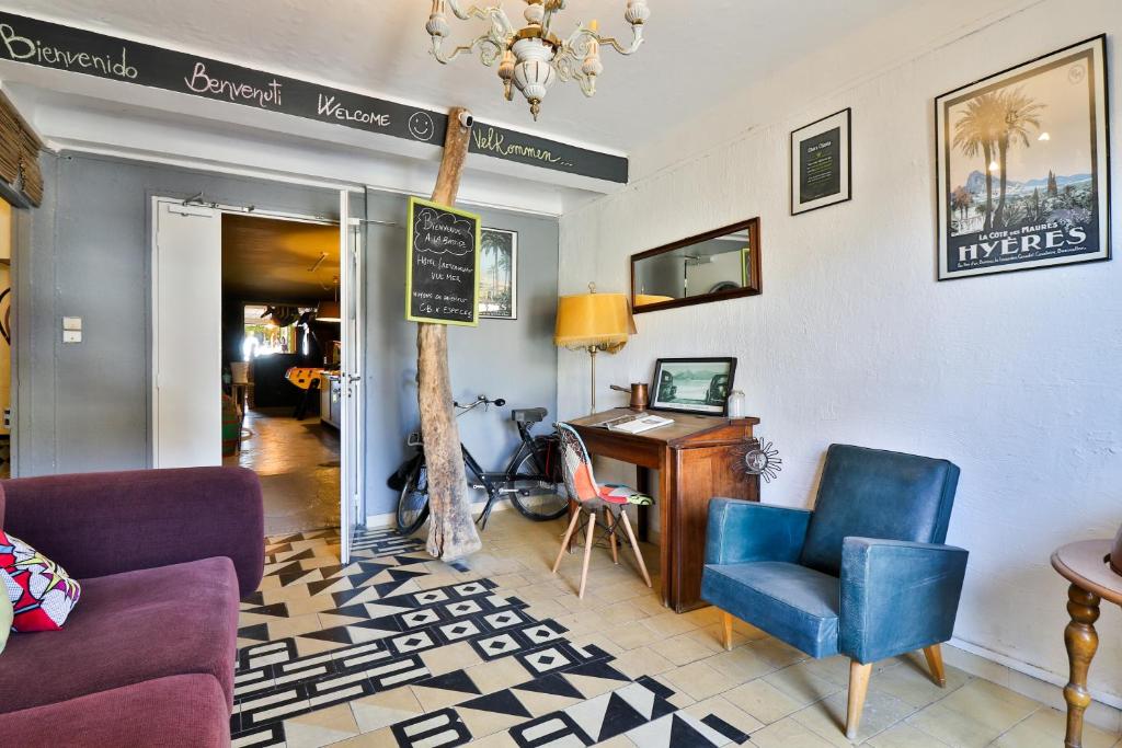 TV a/nebo společenská místnost v ubytování Hôtel La Bastide