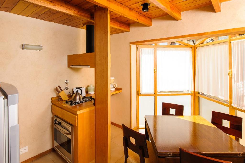 Kuchyň nebo kuchyňský kout v ubytování Del Sauco Apart & Spa