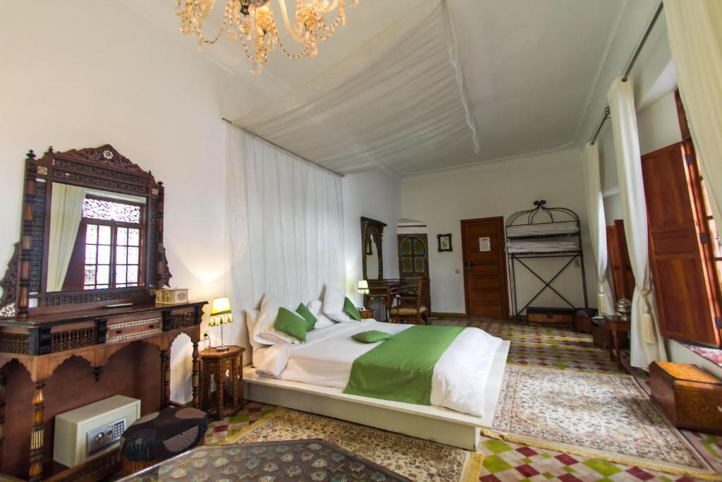 Postel nebo postele na pokoji v ubytování Riad 53 Fes - Luxury Oasis
