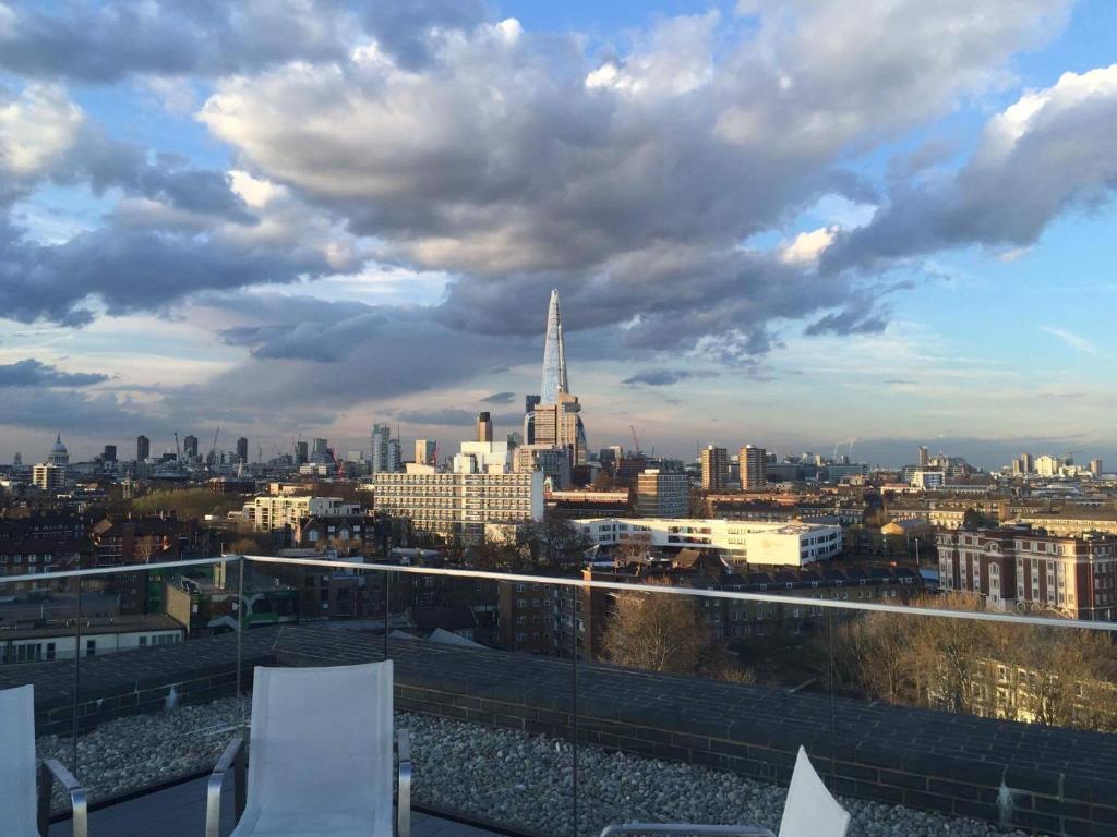 a view of the skyline of a city at Cozy Flat with a Rooftop view in London