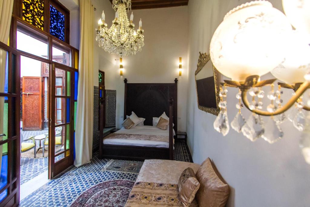 Postel nebo postele na pokoji v ubytování Riad 53 Fes - Luxury Oasis