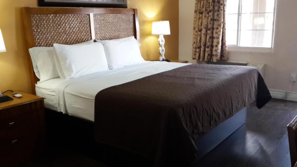 Postel nebo postele na pokoji v ubytování American Regency Inn