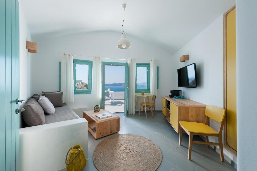 un soggiorno con un divano e un tavolo di Avatar Suites ad Akrotírion