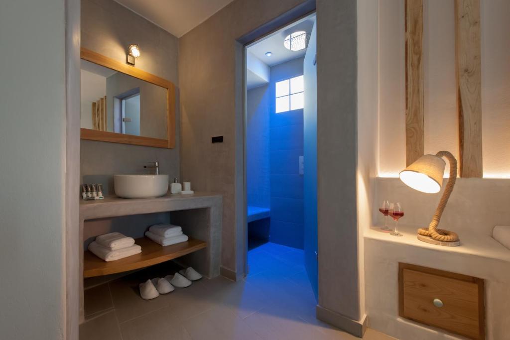 un bagno con lavandino e specchio di Avatar Suites ad Akrotírion