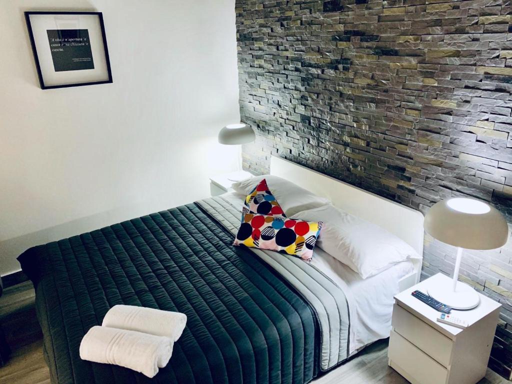 拿坡里的住宿－FRANZ GUEST HOUSE，一间卧室配有一张绿色的砖墙床