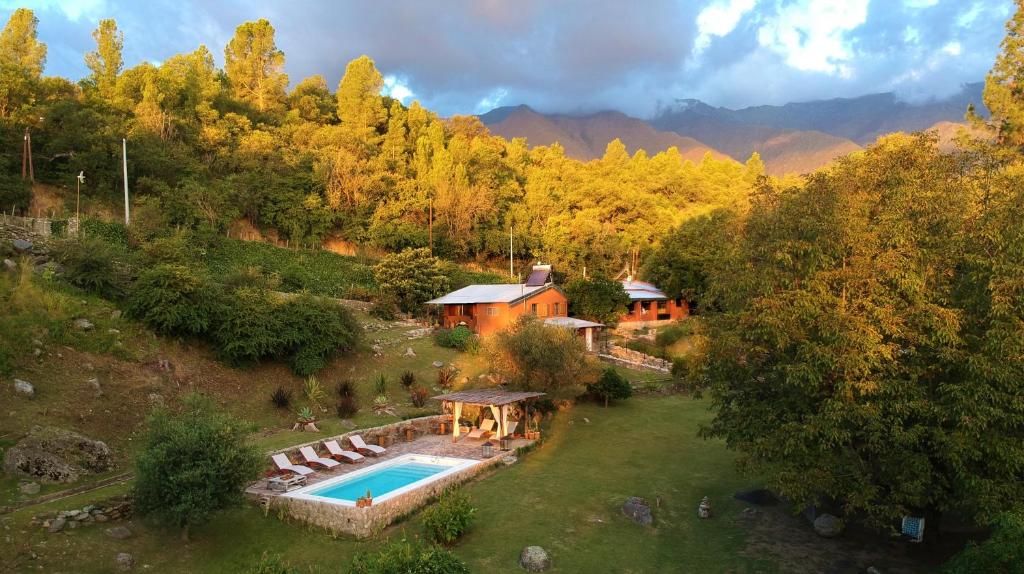 una vista aérea de una casa con piscina en La Hondonada en San Javier