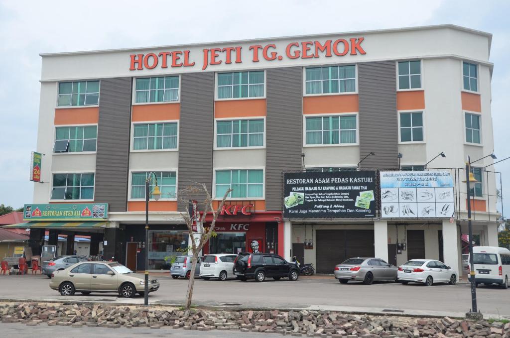 a hotel iect tokyo gook building with cars parked in front at Hotel Jeti Tg Gemok in Padang Endau