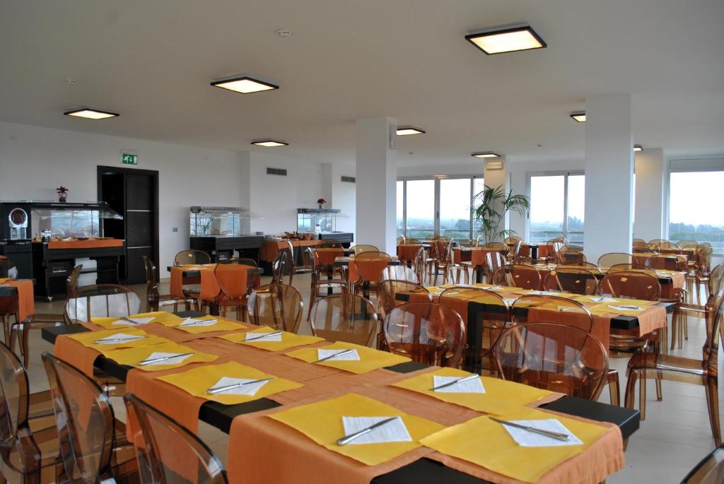 Reštaurácia alebo iné gastronomické zariadenie v ubytovaní Althea Palace Hotel