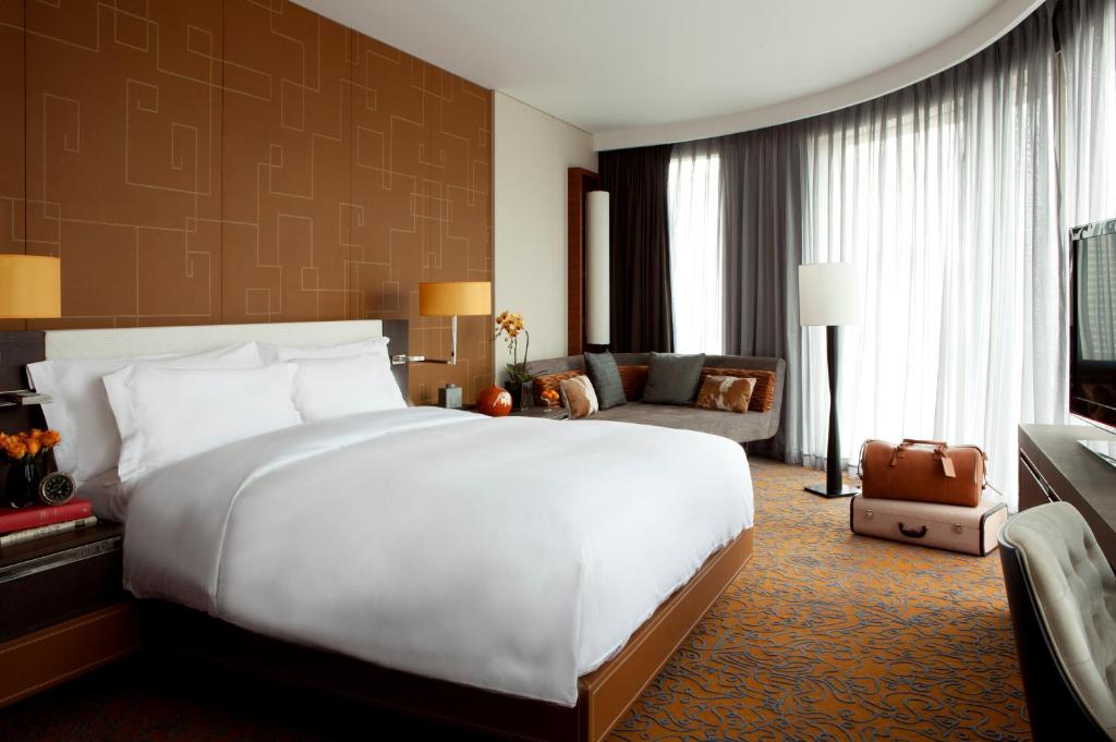 Postel nebo postele na pokoji v ubytování The Langham, Shanghai, Xintiandi