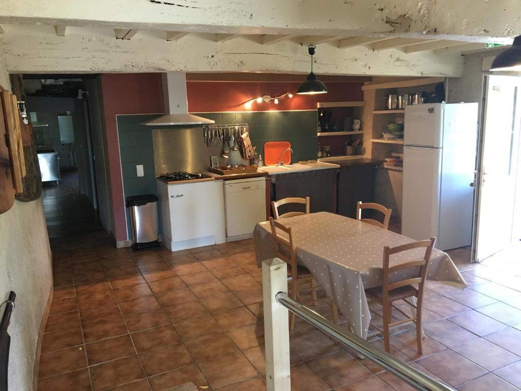 Kuchyň nebo kuchyňský kout v ubytování Gîte de Beausoleil