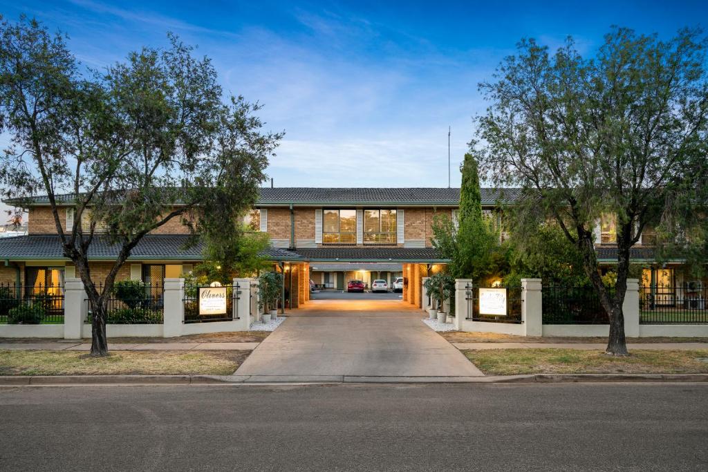 um grande edifício com uma estrada em frente em Garden City Motor Inn em Wagga Wagga