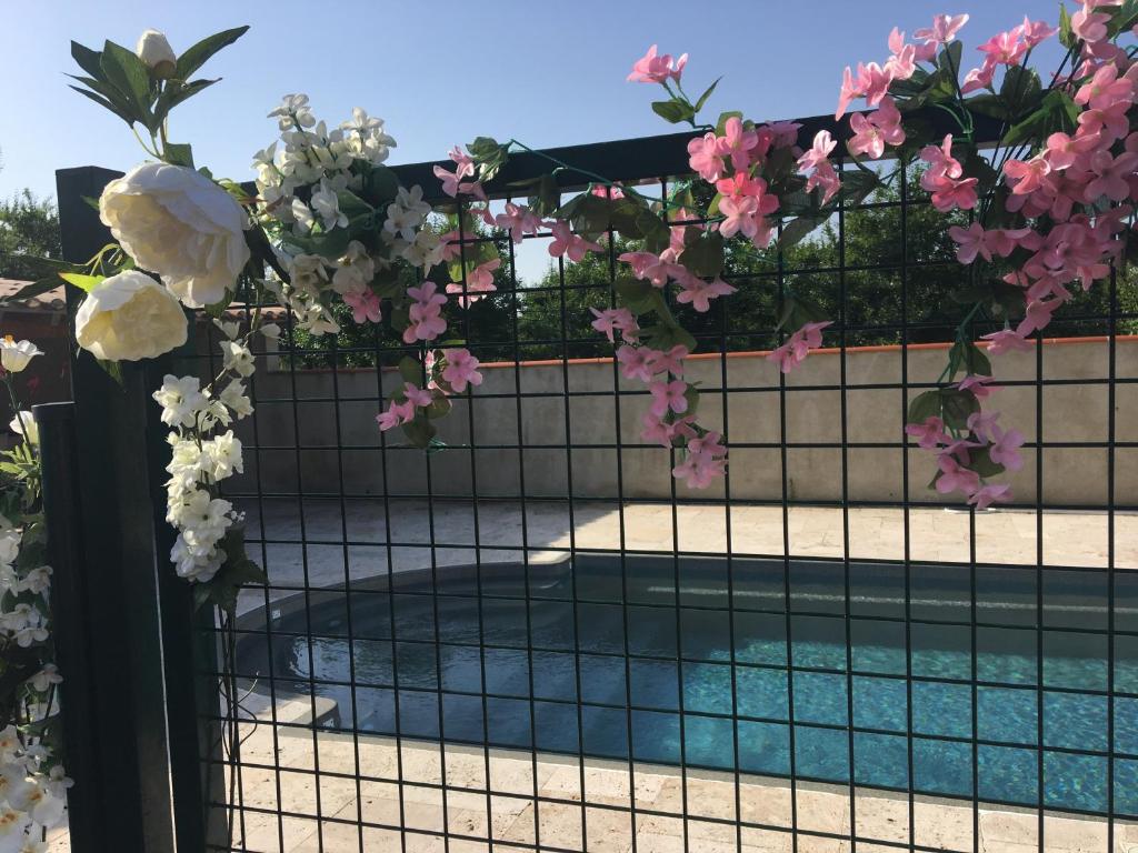 Bazén v ubytování Gîte de Beausoleil nebo v jeho okolí