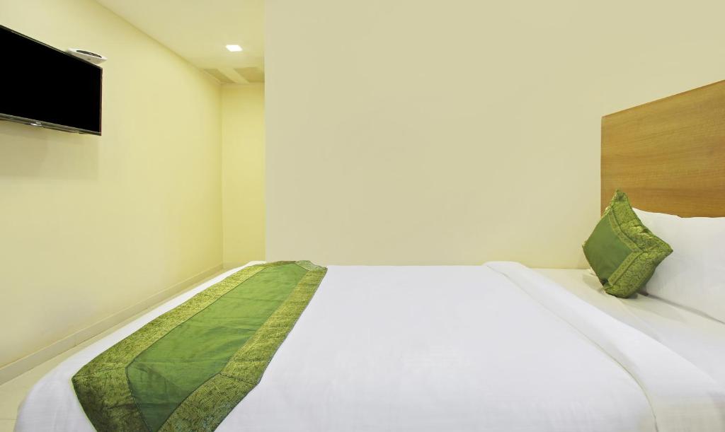 Postel nebo postele na pokoji v ubytování Itsy Hotels Jansi Residency