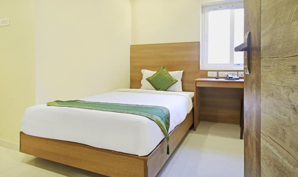 Postel nebo postele na pokoji v ubytování Itsy Hotels Jansi Residency